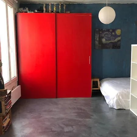 Bright Studio - View Of Rooftops Apartment *